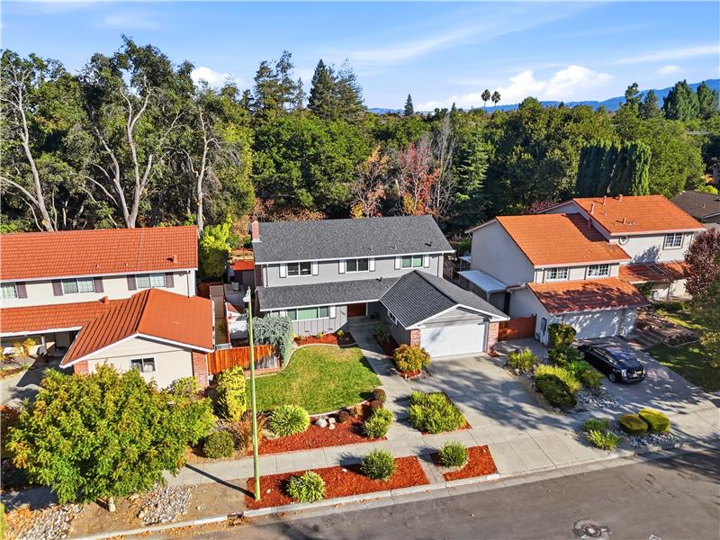 SPACIOUS FRONT DRIVEWAY TO FIT MULTIPLE CARS!!