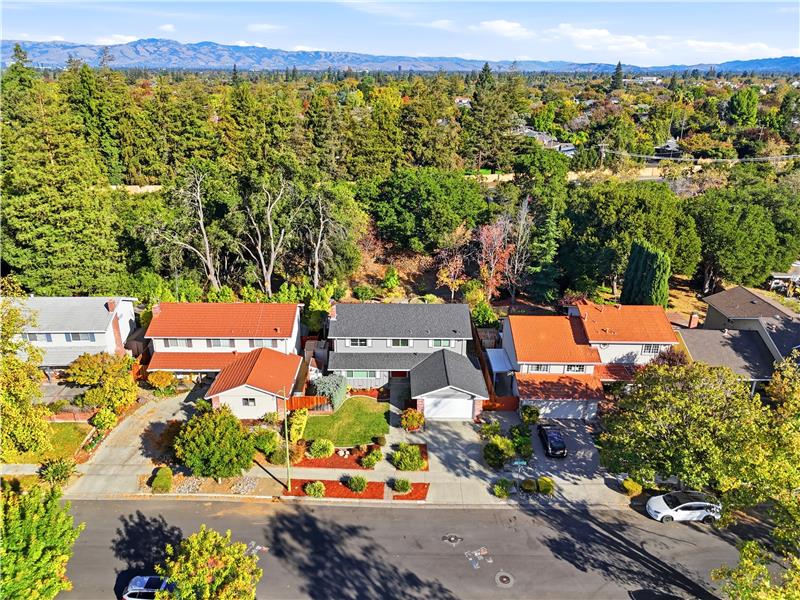 DESIRABLE NEIGHBORHOOD!!