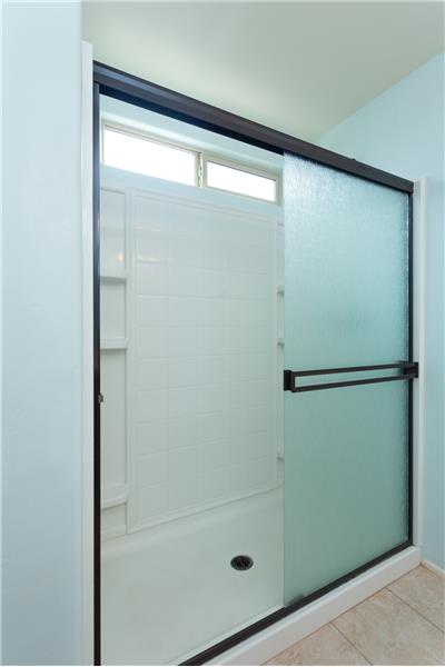 Walk-In Shower w/Rain Glass Door